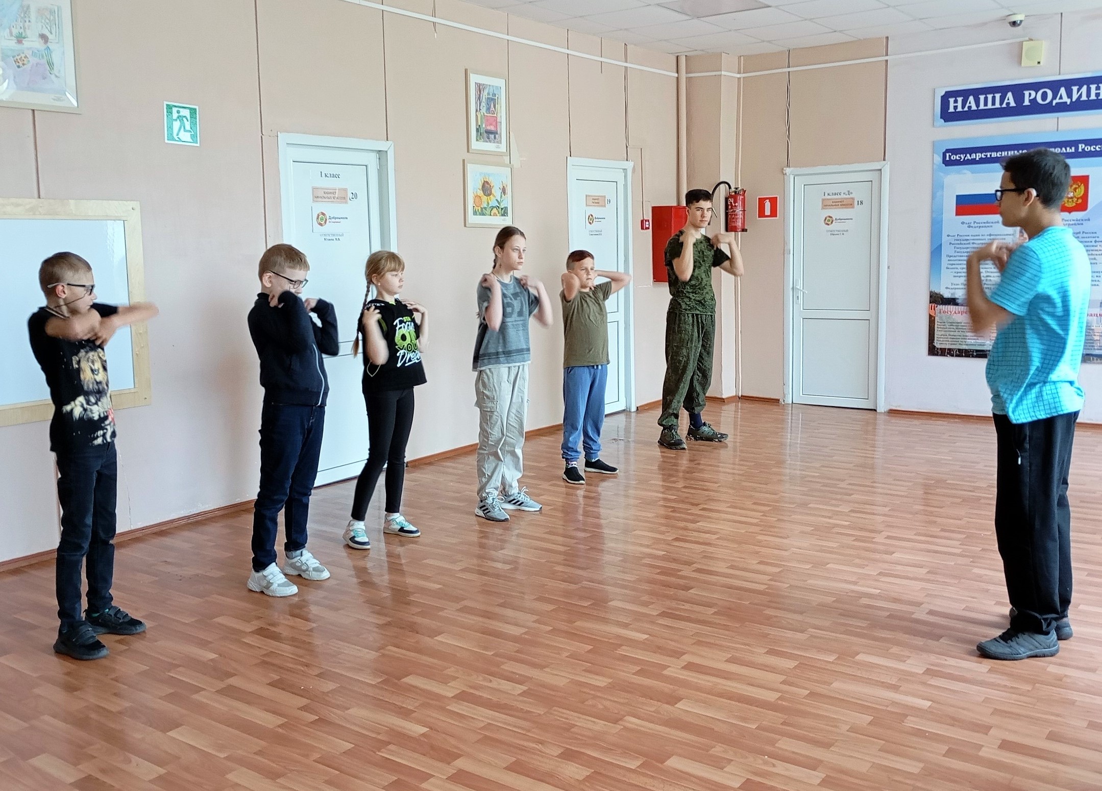 Утренняя зарядка в пришкольном лагере.