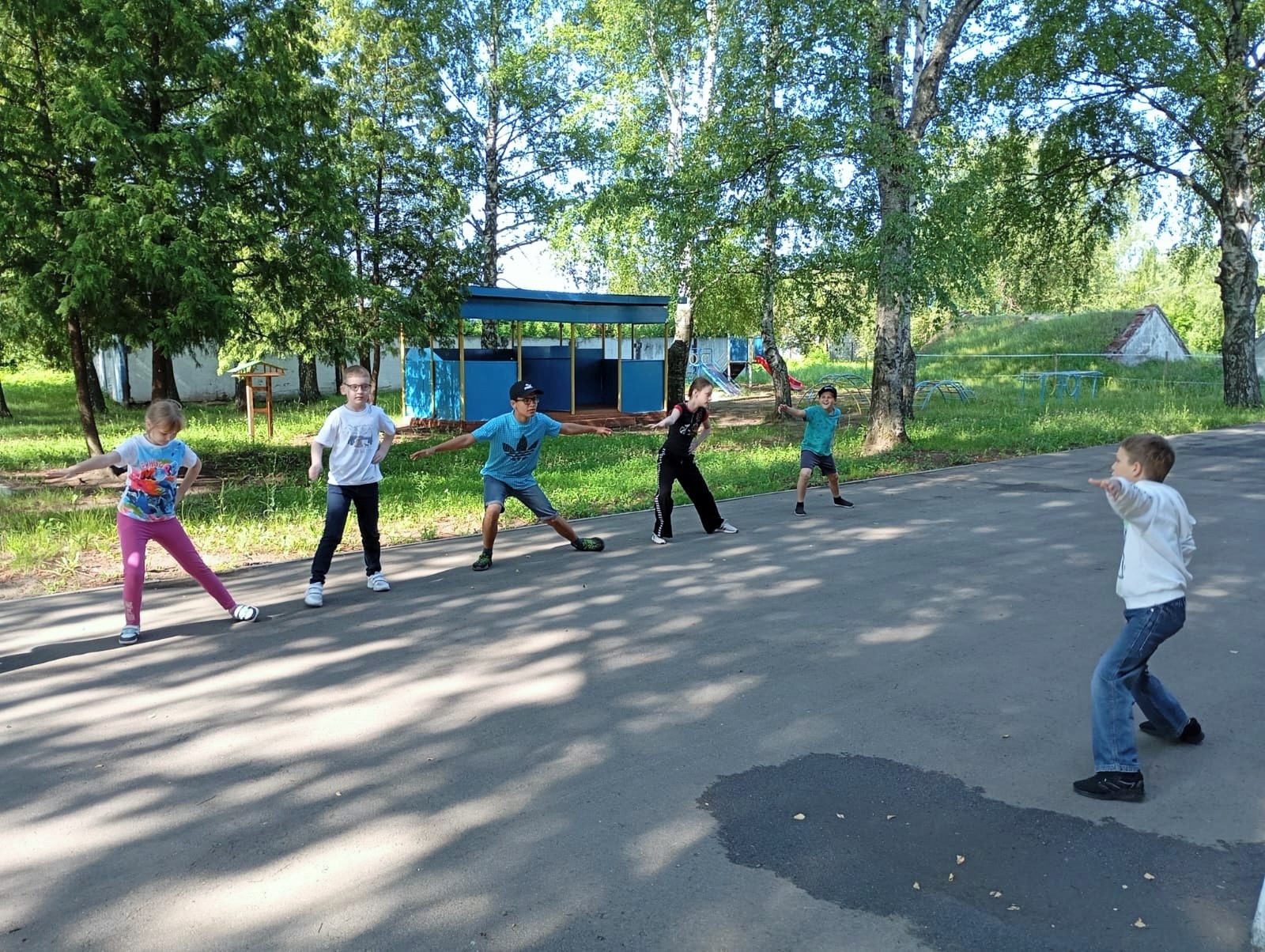Утренняя зарядка в пришкольном лагере &amp;quot;Радуга&amp;quot;.
