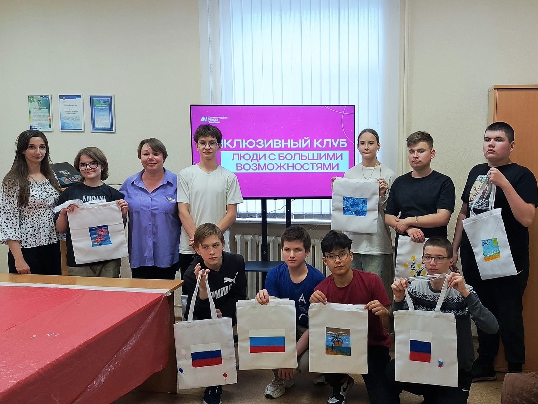 Роспись текстильных сумок.